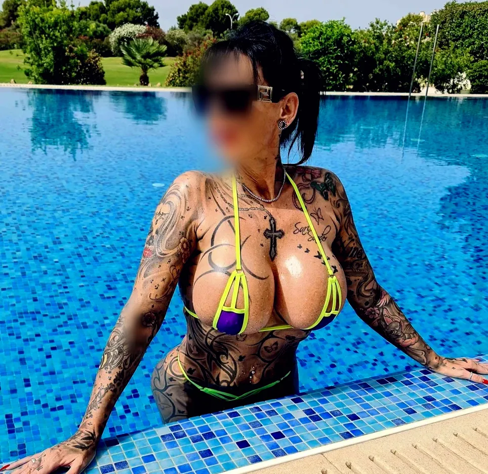 Anouk, 39